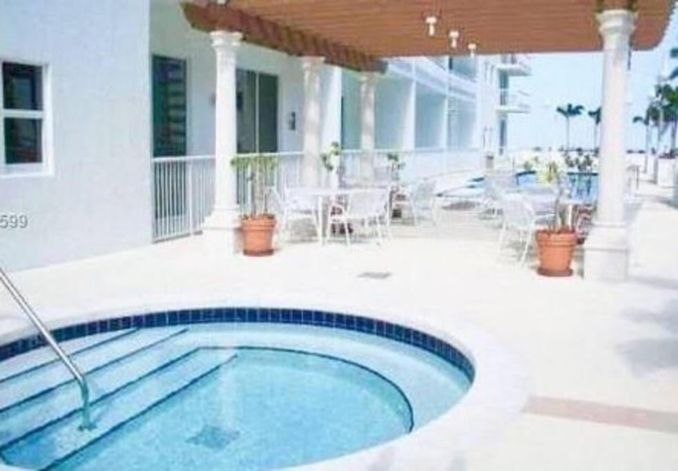 Fully Renovated One Bedroom @ The Club Appartamento